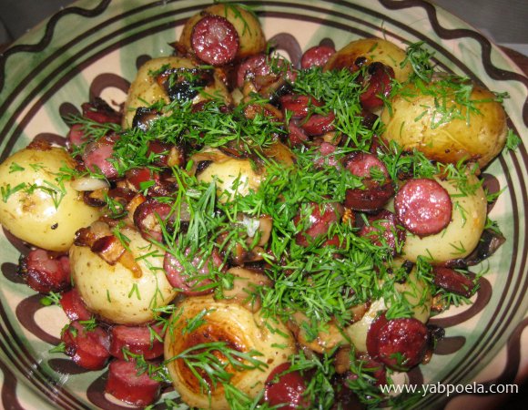 Молода картопля запечена з грибами та мисливськими ковбасками
