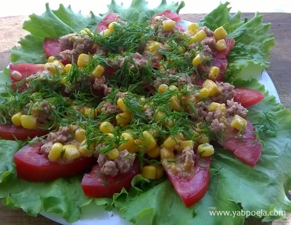 Свіжий салат з тунцем, помідором та кукурудзою