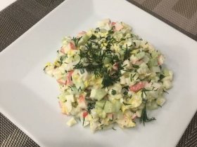 Салат з крабових паличок та пекінською капустою
