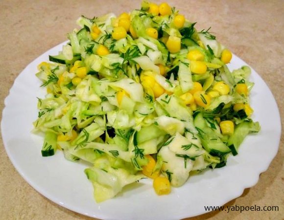 Салат із капусти з кукурудзою та огірками