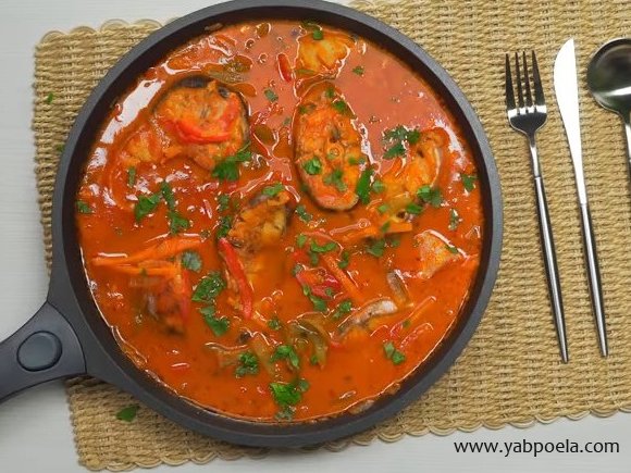 Риба з овочами у томатному соусі