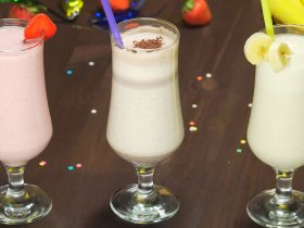 Молочний коктейль: полуничний, банановий, шоколадний