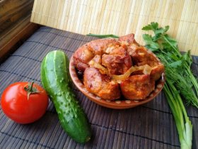 Шашлик в духовці у томатно-гірчичному маринаді