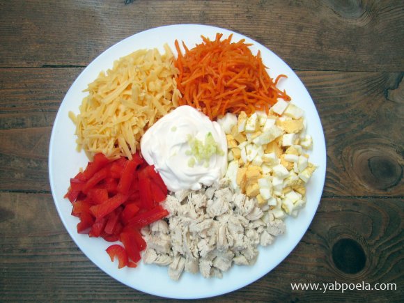 Салат з куркою, корейською морквою та сиром