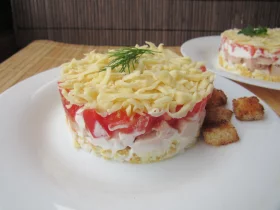 Салат з копченою куркою, помідором та сиром