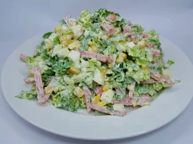 Салат з ковбасою, пекінською капустою та кукурудзою