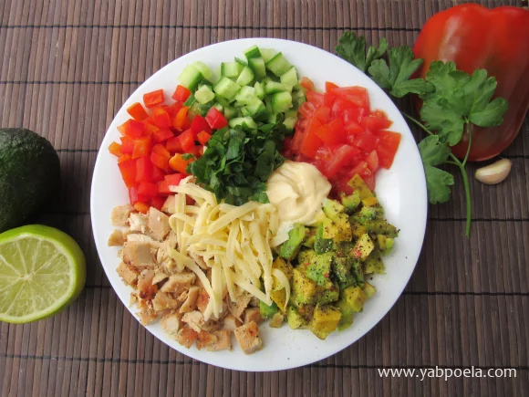 Салат з авокадо, куркою та овочами
