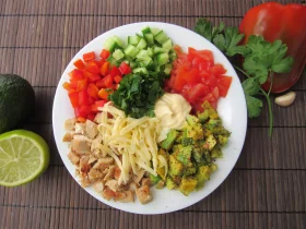 Салат з авокадо, куркою та овочами