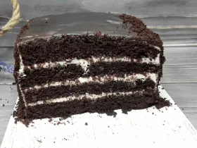 Шоколадний торт з кремом без просочення