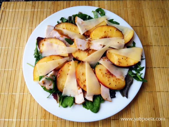 Салат з куркою та персиком