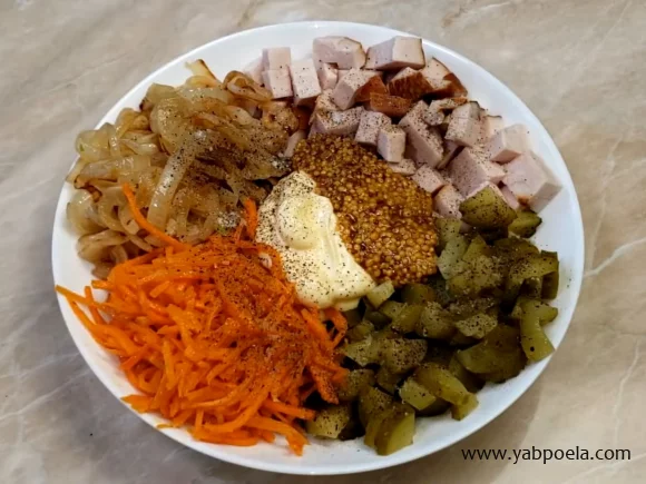 Салат з копченою куркою та морквою по-корейськи